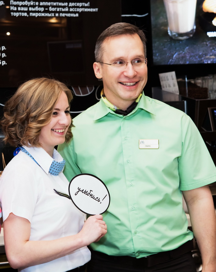 Лидер гостеприимства макдоналдс. Новая форма макдональдс. Лидер гостеприимства. Корпоратив макдоналдс. Директор ресторана макдоналдс.